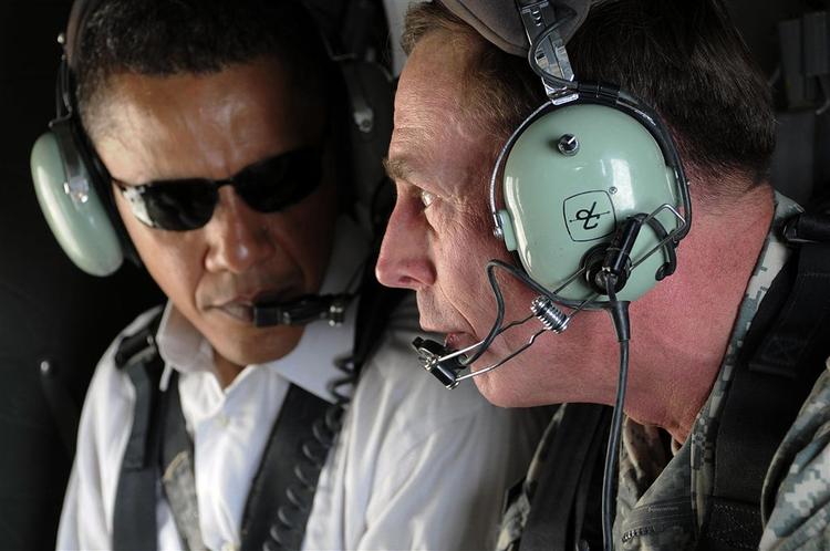Under besøget i Bagdad var Barack Obama blandt andet på helikoptertur med den amerikanske militære leder i Irak, general David Petraeus. 