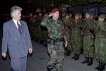 Radovan Karadzic blev anholdt  efter tip fra en udenlandsk efterretningstjeneste. Her ses han under krigen med berygtede militsleder Arkan. 