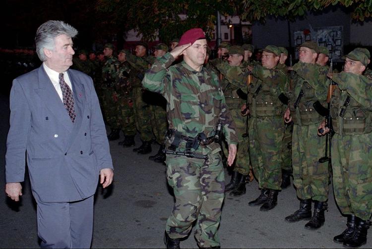 Radovan Karadzic blev anholdt  efter tip fra en udenlandsk efterretningstjeneste. Her ses han under krigen med berygtede militsleder Arkan. 