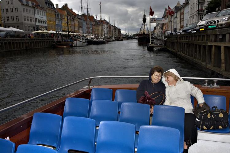 Nyhavn var engang et 'naughty place', forklarer guiden på havnerundfarten. 