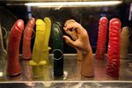 På 3. etage finder man Dildo World-rummet. Det rigtige ord må vist her være, at det er overrumplende. Og der står man så og laver en 360 grader omkring sig selv og der er dildoer, dildoer, dildoer og fotografier af poserende pornostjerner på væggen, så langt øjet rækker. 