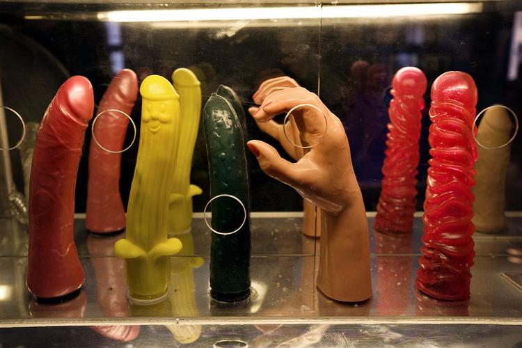 På 3. etage finder man Dildo World-rummet. Det rigtige ord må vist her være, at det er overrumplende. Og der står man så og laver en 360 grader omkring sig selv og der er dildoer, dildoer, dildoer og fotografier af poserende pornostjerner på væggen, så langt øjet rækker. 