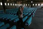 En bosnisk-muslimsk kvinde søger efter en slægtning blandt de 307 ofre for massakren i Srebrenica, der for nylig blev fundet i en massegrav i det østlige Bosnien. 
