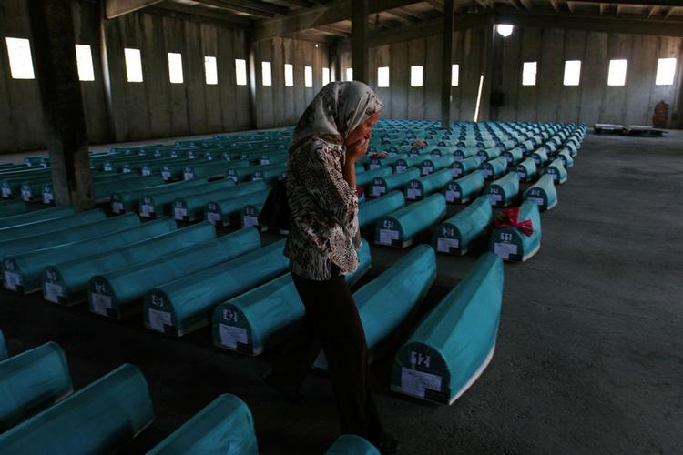 En bosnisk-muslimsk kvinde søger efter en slægtning blandt de 307 ofre for massakren i Srebrenica, der for nylig blev fundet i en massegrav i det østlige Bosnien. 
