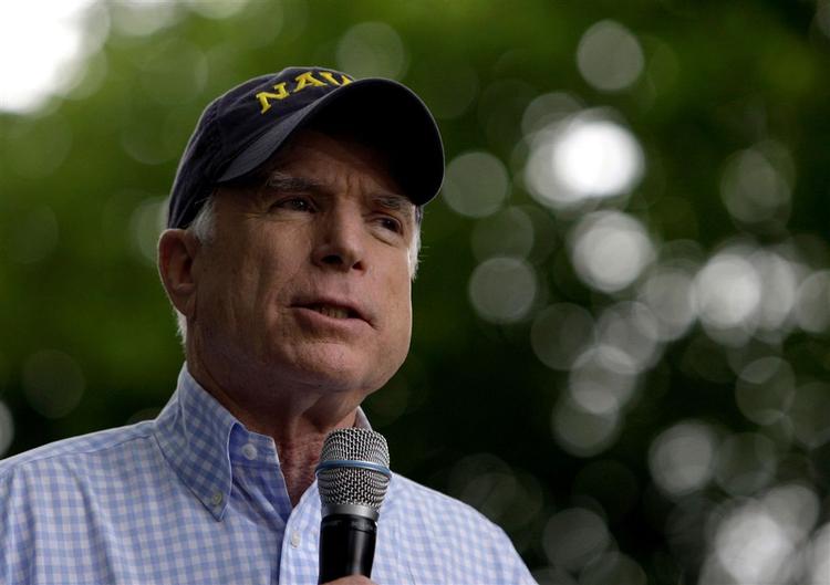 Senator McCain ses her under et kampagnebesøg på militærmuseet i Maine i går. 