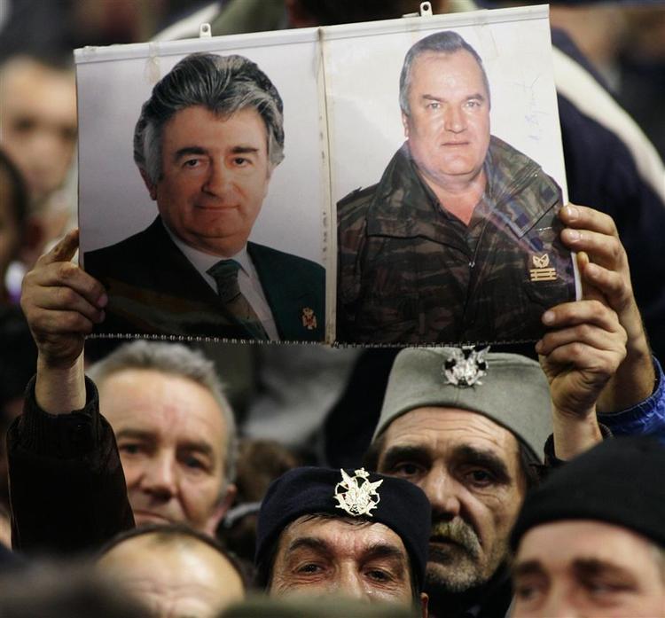 Den ene er fanget, den anden på fri fod. Serbiske nationalister frembærer portrætter af deres helte Karadzic og Mladic forud for det serbiske præsidentvalg den 20. januar. Valget endte med et mere EU-venligt styre. 
