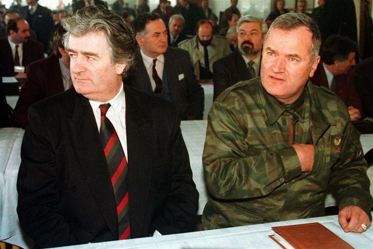 Radovan Karadzic (t.v.) og Ratko Mladic - to af verdens mest eftersøgte mænd. 