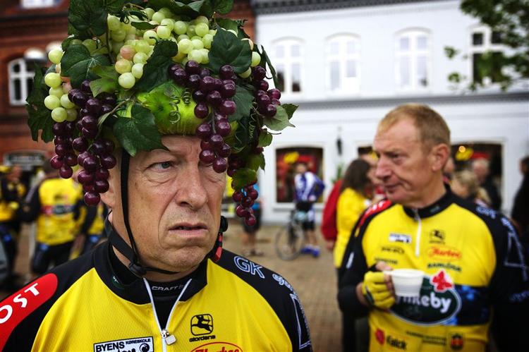 Politikens redaktør, Rasmus Bech, havde heldigvis cykelhjelm på, da han styrtede. 