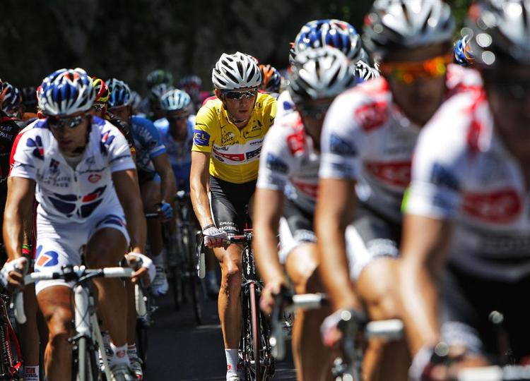 Fränk Schleck er atter i den gule trøje i morgen, når rytterne rammer Alpe d'Huez. 
