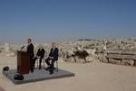 Barack Obama vil i løbet af halvandet år trække de amerikanske soldater ud af Irak, siger han i dag på et pressemøde i Amman, Jordan. 
