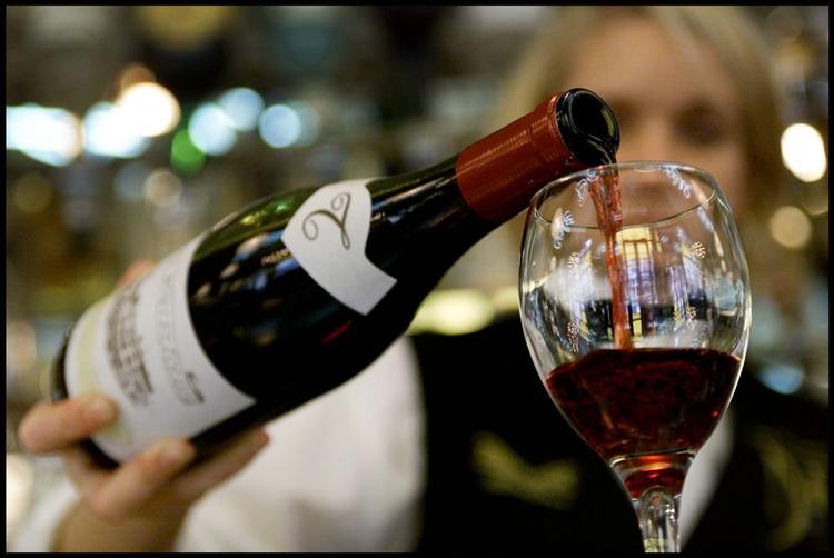 Rødvin i pilleform kan blive en realitet, når et lille biotekfirma forvandler det sunde stof i rødvin til et kosttilskud. Men det er ikke forbudt også at nyde de sunde stoffer flydende. 