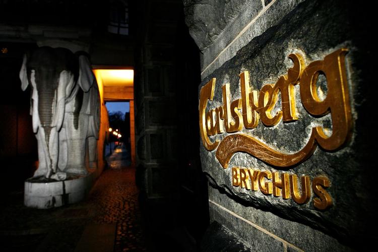 Carlsberg har lånt mange penge for at købe op i internationale bryggerier. Nu sælger bryggeriet sine aktier i to mindre. 