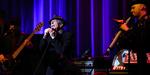 Under sin stilfulde hat, som kaster nådige skygger over ansigtet, er Leonard Cohen, stadig en forførende fortolker af sine egne visdomsord og smukt, optimistiske melodier med en dyb stemme, der er mere end  intakt. Her fra koncerten i Toronto 6. juni. 