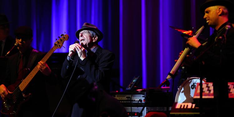 Under sin stilfulde hat, som kaster nådige skygger over ansigtet, er Leonard Cohen, stadig en forførende fortolker af sine egne visdomsord og smukt, optimistiske melodier med en dyb stemme, der er mere end  intakt. Her fra koncerten i Toronto 6. juni. 