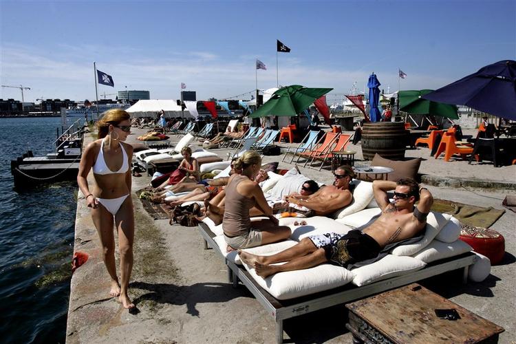 Det nye teater ligger på Refshaleøen lige som strandbaren Halvandet, hvor dette billede stammer fra. 