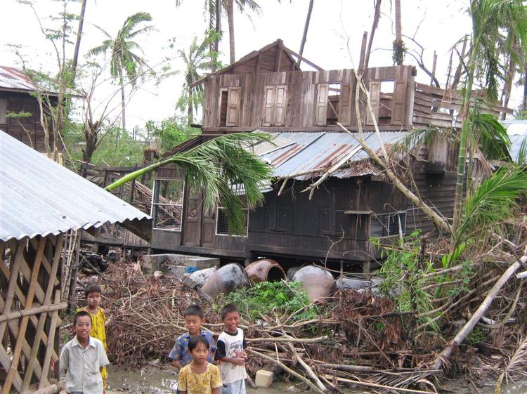 Det internationale samfund mangler at betale over halvdelen af de lovede støttekroner til Myanmar. 