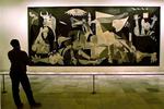 Pablo Picassos 'Guernica' hænger på Madrids Reina de Sofia Museum. 