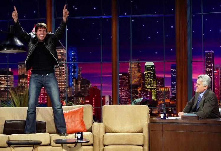 Tom Cruise gjorde i 2005 med ét sofahop for meget sig selv til sæsonens mest forhånede kendis,  da han garnerede nyheden om sin forelskelse i starletten Katie Homes  med hop og kåde saltomortaler i Oprah Winfreys sofa. Jay Leno ville ikke stå tilbage for Oprah og inviterede Cruise  ind i sit The Tonight Show aftenen efter og fik stjernen til at gentage sit gimmick. Foto: Paul Drinkwater/AP 