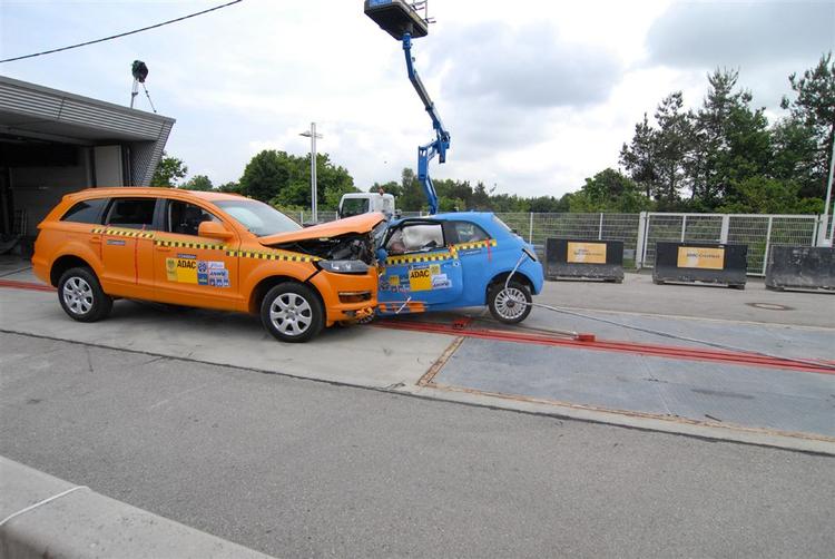 En kollision mellem den tunge Audi Q7 og den lille Fiat 500 får fatale følger for Fiat-føreren.  Foto: ADAC 