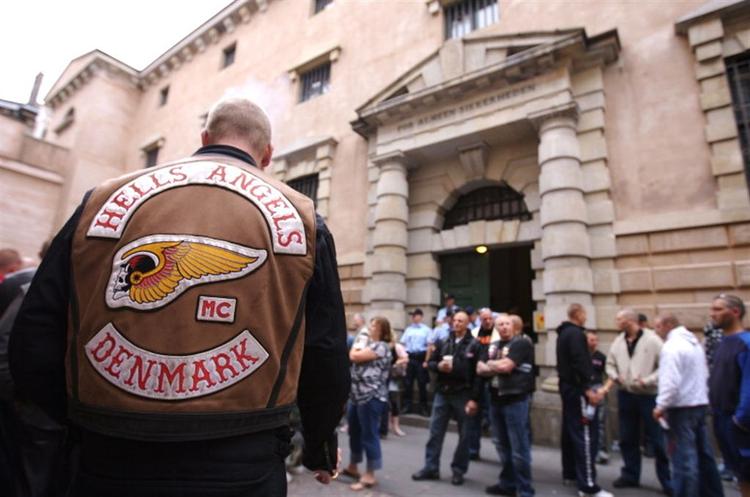 Op mod 100 medlemmer af Hells Angels mødte i går op ved Københavns Byret for at støtte 'Jønke'. 