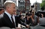 Max Mosley møder rpessen efter den opsigtsvækkende sag, som sikrer ham erstatning fra avisen News of the world. 