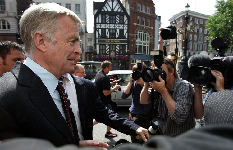 Max Mosley møder rpessen efter den opsigtsvækkende sag, som sikrer ham erstatning fra avisen News of the world. 