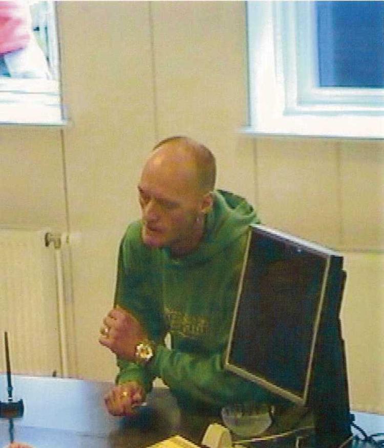 Politiet efterlyser den 42-årige Allan Winther, som er er fanget af Sydbanks overvågningskamera under røveriet i går. 