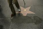 En af de slidte stjerne på Walk of Fame. På stjernen står Peter Frampton, britisk-amerikansk musiker. 