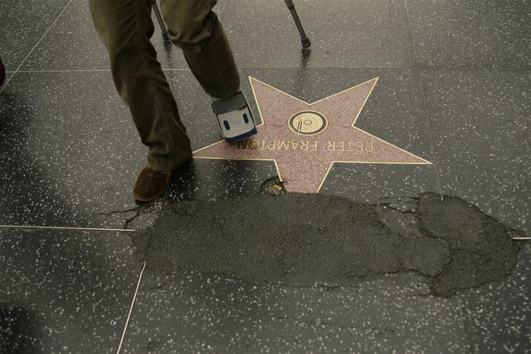 En af de slidte stjerne på Walk of Fame. På stjernen står Peter Frampton, britisk-amerikansk musiker. 