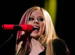 Avril Lavigne synger ved en optaktskoncert til turneen Best Damn Tour, november 2007. 