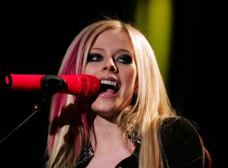 Avril Lavigne synger ved en optaktskoncert til turneen Best Damn Tour, november 2007. 