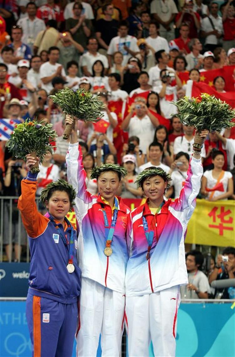 Da Zhang Ning (i midten) vandt OL i Athen i 2004, var det blandt andet, fordi landsmand Zhou Mi (th.) forærede hende sejren i semifinalen. Den slags bør straffes, mener spillernes egen forening. 