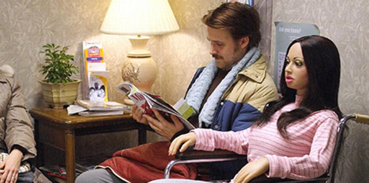 'Lars and the real girl' handler om den ensomme ungkarl Lars (her med sort hue på). 