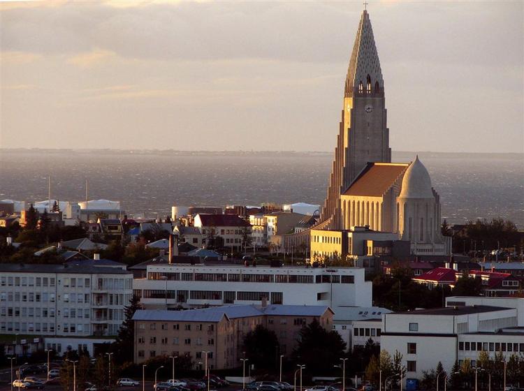 Udsigten over Reykjavik med Hallgrimskirkja (arkivfoto). 