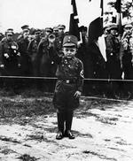 Helt almindeligt. Ödön von Horváths roman ’Gudløs ungdom’ er fra 1937 og handler om unge tyskere på et gennemsnitsgymnasium i en gennemsnitsprovinsby. På billedet ses en dreng i SA-uniform ved et rigsungdomsstævne i Potsdam i 1934. Foto fra bogen ’Alltag im Dritten Reich’/Hoffmann und Campe 