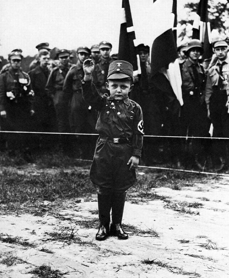 Helt almindeligt. Ödön von Horváths roman ’Gudløs ungdom’ er fra 1937 og handler om unge tyskere på et gennemsnitsgymnasium i en gennemsnitsprovinsby. På billedet ses en dreng i SA-uniform ved et rigsungdomsstævne i Potsdam i 1934. Foto fra bogen ’Alltag im Dritten Reich’/Hoffmann und Campe 