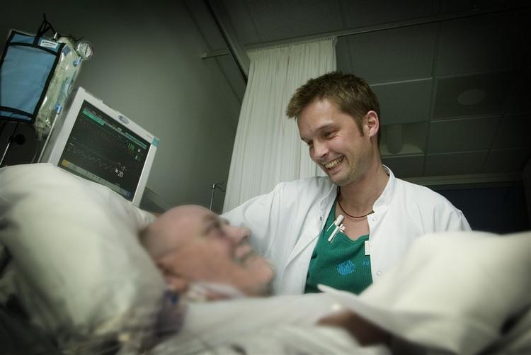 Der er ikke mange mandlige sygeplejersker, men nu søger endnu færre mænd ind på sygeplejeuddannelsen. Michael Hvidberg er en af de få mandlige sygeplejersker. Arkivfoto. 