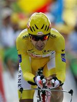 Carlos Sastre kort før triumfen på dagens etape. I morgen venter en paradetur til Paris som Tour-vinder. 