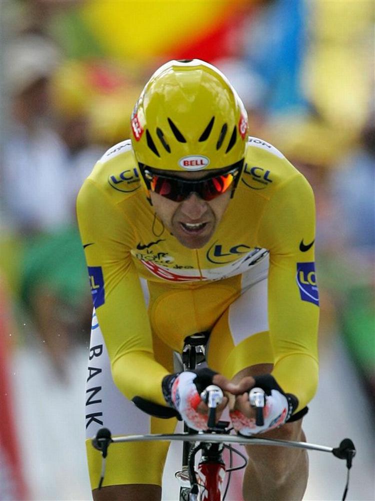Carlos Sastre kort før triumfen på dagens etape. I morgen venter en paradetur til Paris som Tour-vinder. 