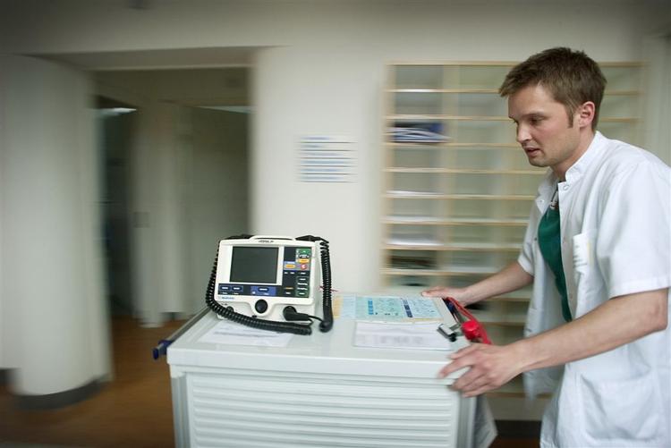 Kun få mænd vil arbejde i de kvindedominerede sundhedsfag. Det er dybt uheldigt, mener sundhedsøkonom Kjeld Møller Pedersen. Her ses Michael Hvidberg, en af de få mænd, som arbejder som sugeplejerske på Gentofte Hospital. Arkivfoto. 