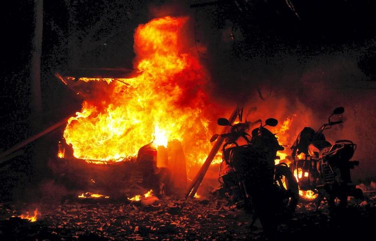 Den indiske by Ahmadabad stod i flammer i dag, da 16 bomber eksploderede iden tætpakkede gamle bydel. Mindst 29 blev dræbt og 110 sårede. 