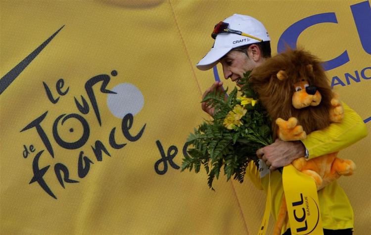 Carlos Sastre på sejrspodiet for næstsidste gang i årets Tour de France efter det succesrige forsvar af den gule førertrøje ved enkelstarten i går. 