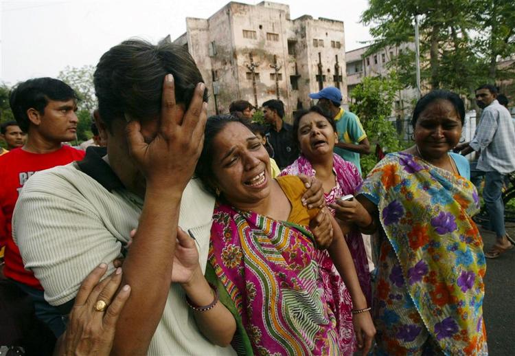 Indbyggerne i den indiske by Ahmedabad er i sorg, efter 17 bomber har hærget byens centrale del og dræbt 45 personer. 