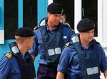Prins William (i midten) gør tjeneste i den britiske flåde, hvor han to gange har været med til at jagte narkosmuglere. 