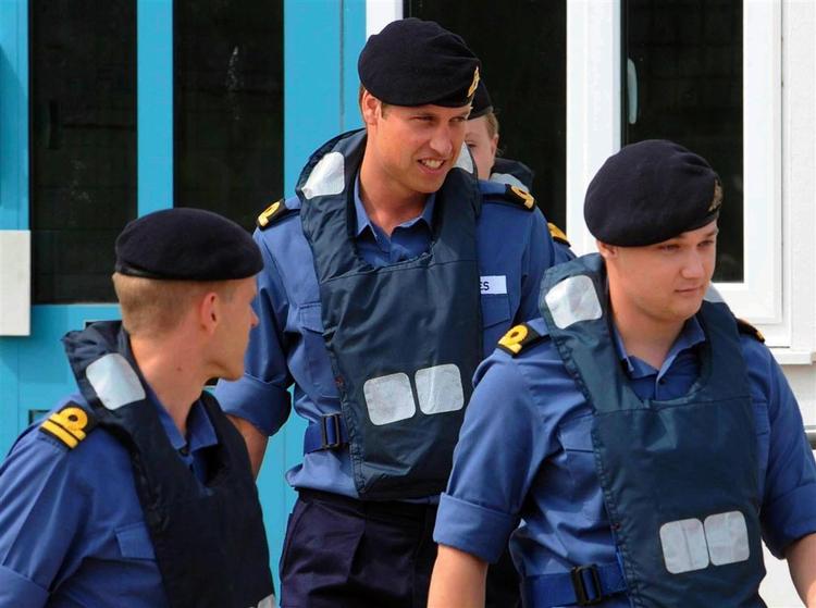 Prins William (i midten) gør tjeneste i den britiske flåde, hvor han to gange har været med til at jagte narkosmuglere. 
