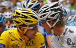 Carlos Sastre taler med sin holdkammerat Andy Schleck forud for fredagens etape. 