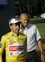 Mens idyllen var intakt. Carlos Sastre og Bjarne Riis sammen under Tour de France, som spanieren vandt. 