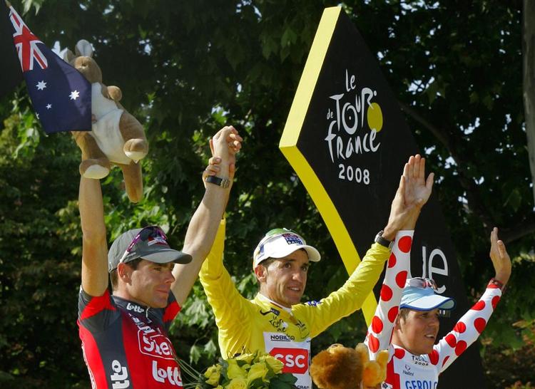 Carlos på podiet i Paris sammen med Cadel Evans og Bernhard Kohl. 
