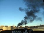 Røg fra den silo, som i øjeblikket brænder i Århus Havn, set fra en læsers lejlighed på 4. sal. Foto: Ole Rahbek 
