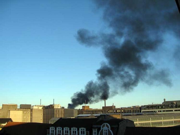 Røg fra den silo, som i øjeblikket brænder i Århus Havn, set fra en læsers lejlighed på 4. sal. Foto: Ole Rahbek 